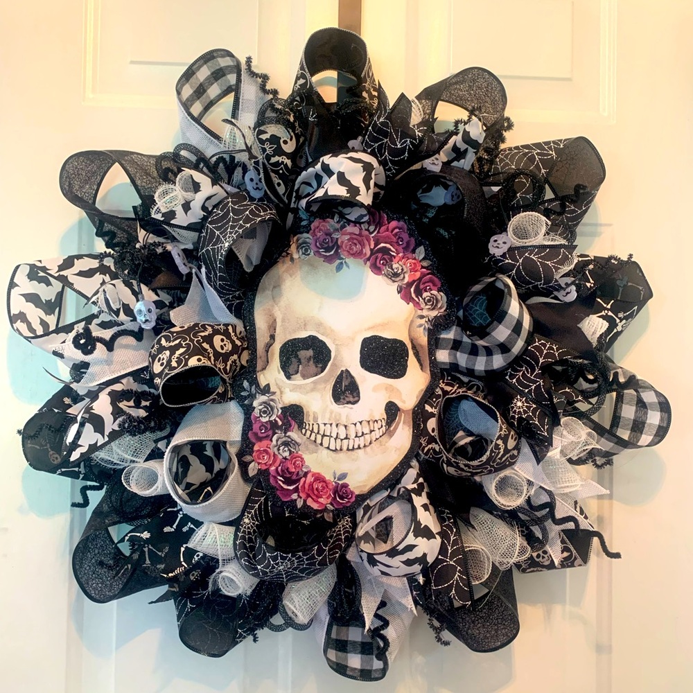 Newly finished 26’ beautiful Black and White Halloween wreath with lights!
